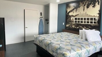 Escritorio, cortinas blackout y tabla de planchar con plancha 