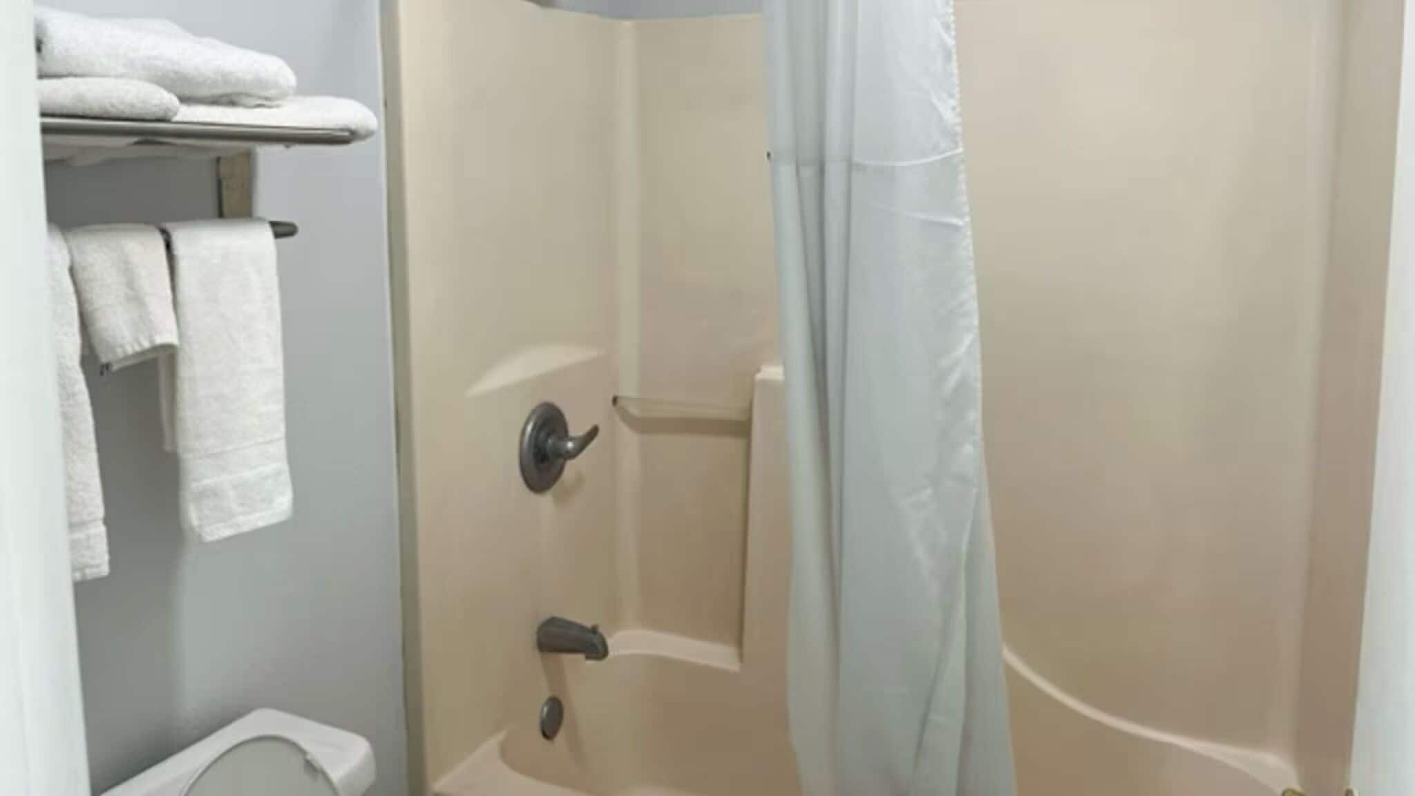 Combined shower/tub, free toiletries, towels