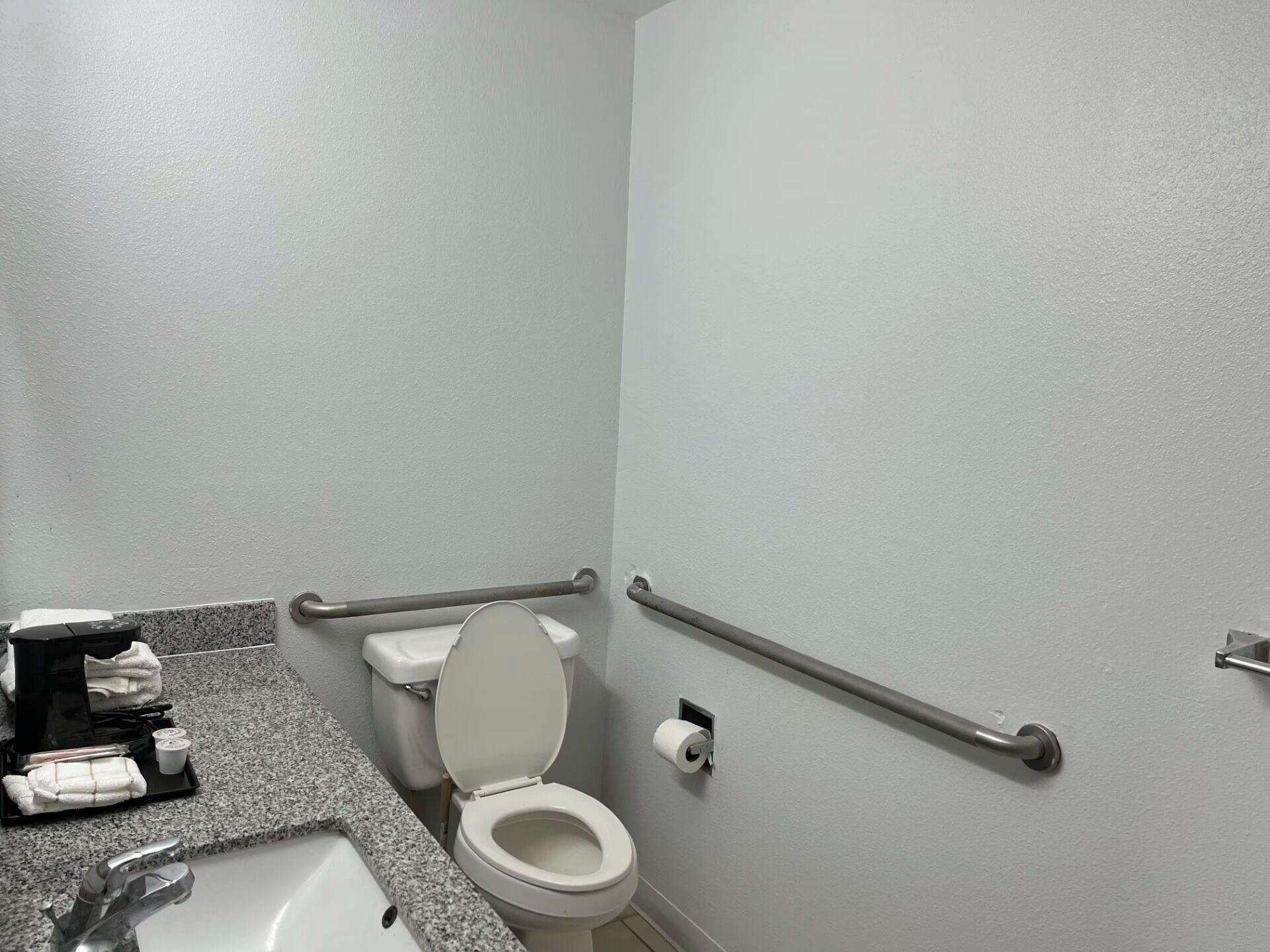 Standard Room, 1 King Bed, Accessible, Non Smoking | Bathroom | Combined shower/tub, free toiletries, towels