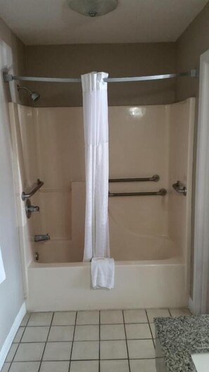 Combined shower/tub, free toiletries, towels