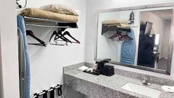 Tina con regadera, amenidades de baño gratuitas, toallas