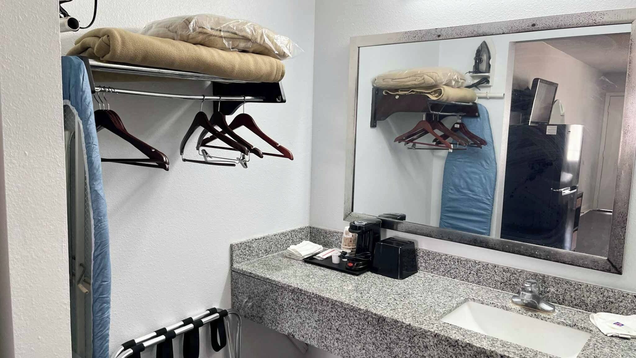 Ducha y bañera combinadas y artículos de higiene personal gratuitos