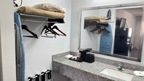 Kombinasi shower/bathtub, perlengkapan mandi gratis,  dan handuk