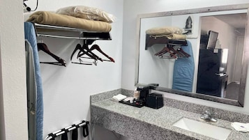Bañera con ducha, artículos de tocador gratuitos, toallas