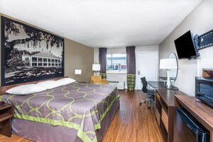 Escritorio, cortinas opacas, tabla de planchar con plancha y wifi gratis