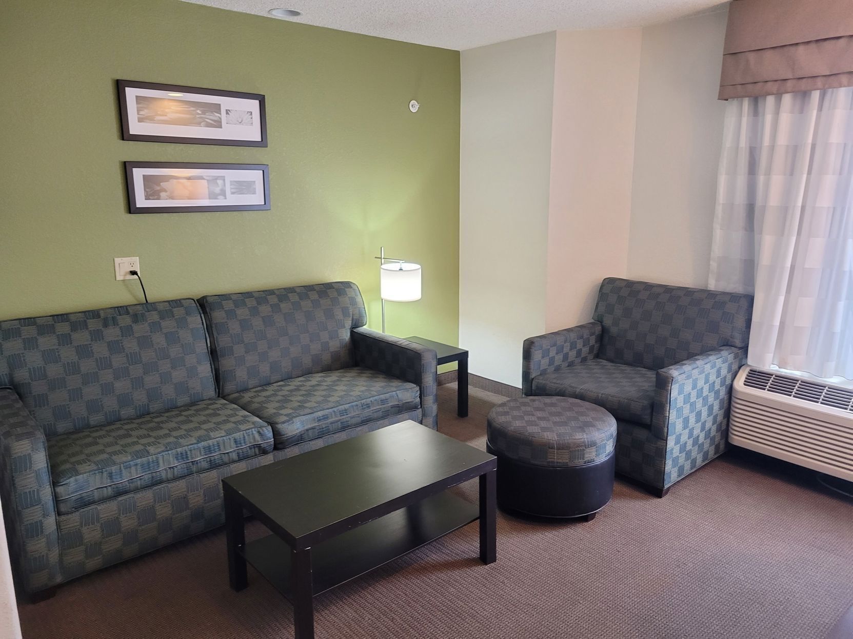 Living area | 40-inch flat-screen TV with satellite channels, TV