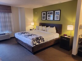 Escritorio, cortinas blackout y tabla de planchar con plancha 