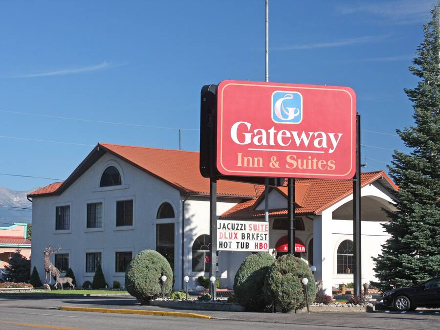Letrero del Gateway Inn & Suites con fondo rojo y letras blancas.