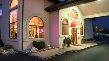 住宿正面 (夜晚)