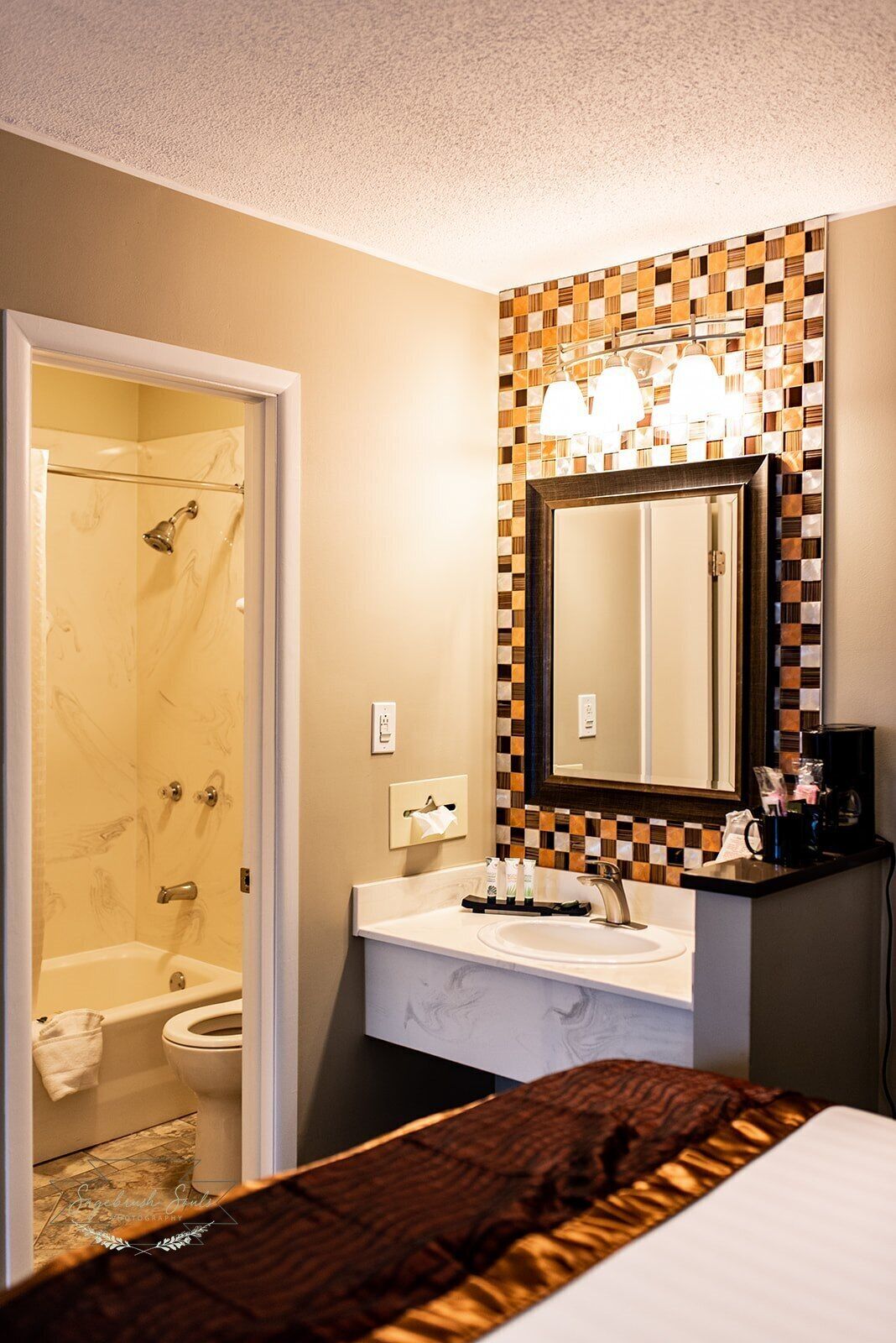 Un bagno con doccia, toilette, lavandino e specchio.