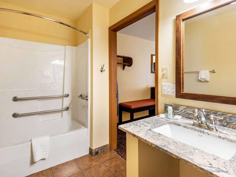 Un baño con bañera, ducha, lavabo y espejo.