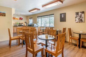 Free daily buffet breakfast - Quality Inn Ouray (Ouray)