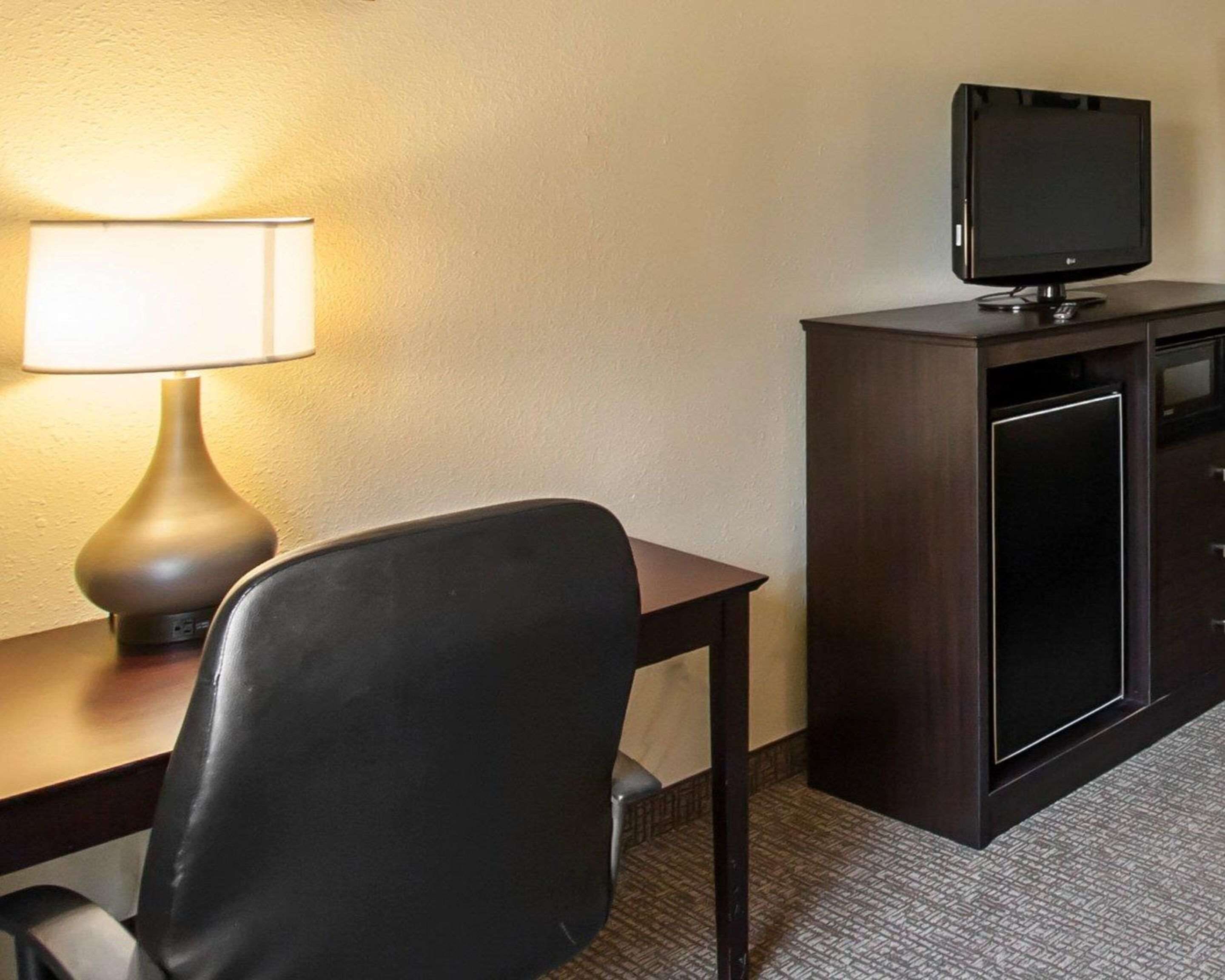 Chambre Standard, 1 très grand lit, non-fumeurs | Fer et planche à repasser, Wi-Fi gratuit, draps fournis