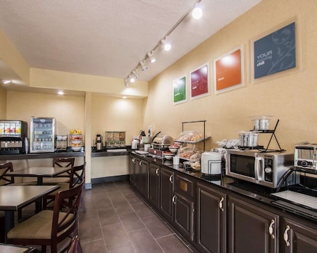 Free buffet breakfast. Quality Inn Hayti North