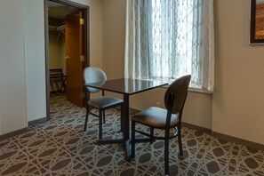 Desk, blackout drapes, iron/ironing board, free cribs/infant beds - Drury Inn & Suites Hayti Caruthersville (Hayti)