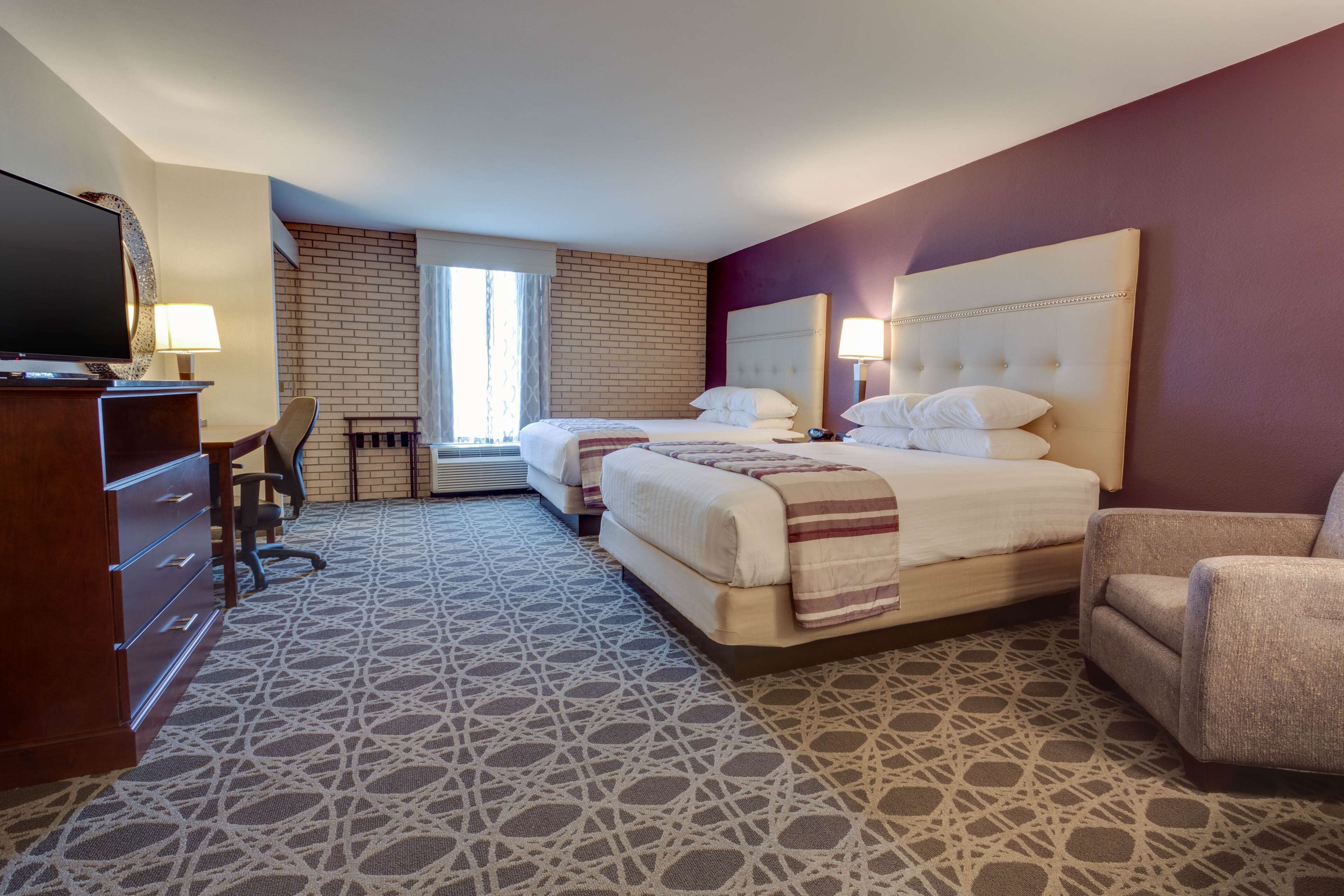 書桌、遮光布/窗簾、熨斗/熨衣板、免費搖籃/嬰兒床