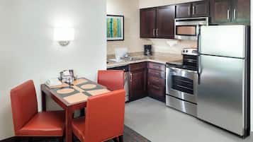 1 bedroom, premium bedding, desk, laptop workspace