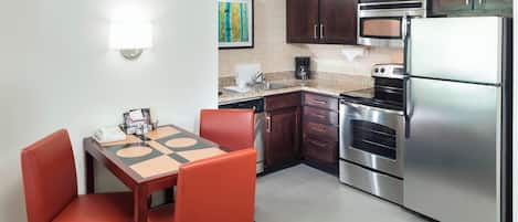 Ropa de cama de alta calidad y escritorio