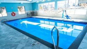 Una piscina con agua azul cristalina, un flotador salvavidas y un cartel que indica una profundidad de 3 pies.