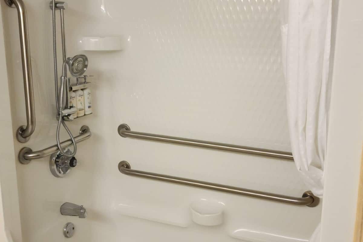 standard room, 1 king bed, accessible (mobility, accessible tub) | bathroom | combined shower/bathtub, rainfall showerhead, free toiletries