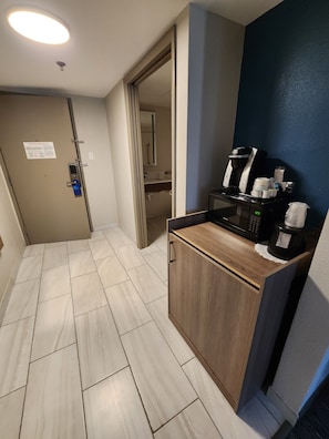 Standard-huone, 1 suuri parisänky, esteetön (Mobility, Transfer Shower) | Työpöytä, kannettavalle tietokoneelle sopiva työtila, pimennysverhot