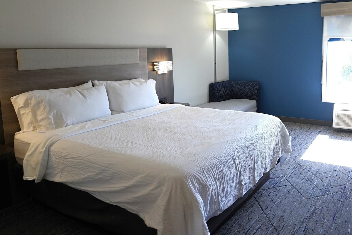 1 bedroom, desk, laptop workspace, blackout curtains