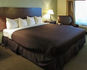 Standard Room, 1 King Bed | Premium bedding, desk, blackout drapes, iron/ironing board