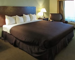 Standard Room, 1 King Bed | Premium bedding, desk, blackout drapes, iron/ironing board