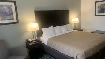 Zimmer, 1 King-Bett, barrierefrei, Nichtraucher | Hochwertige Bettwaren, Schreibtisch, Verdunkelungsvorhänge