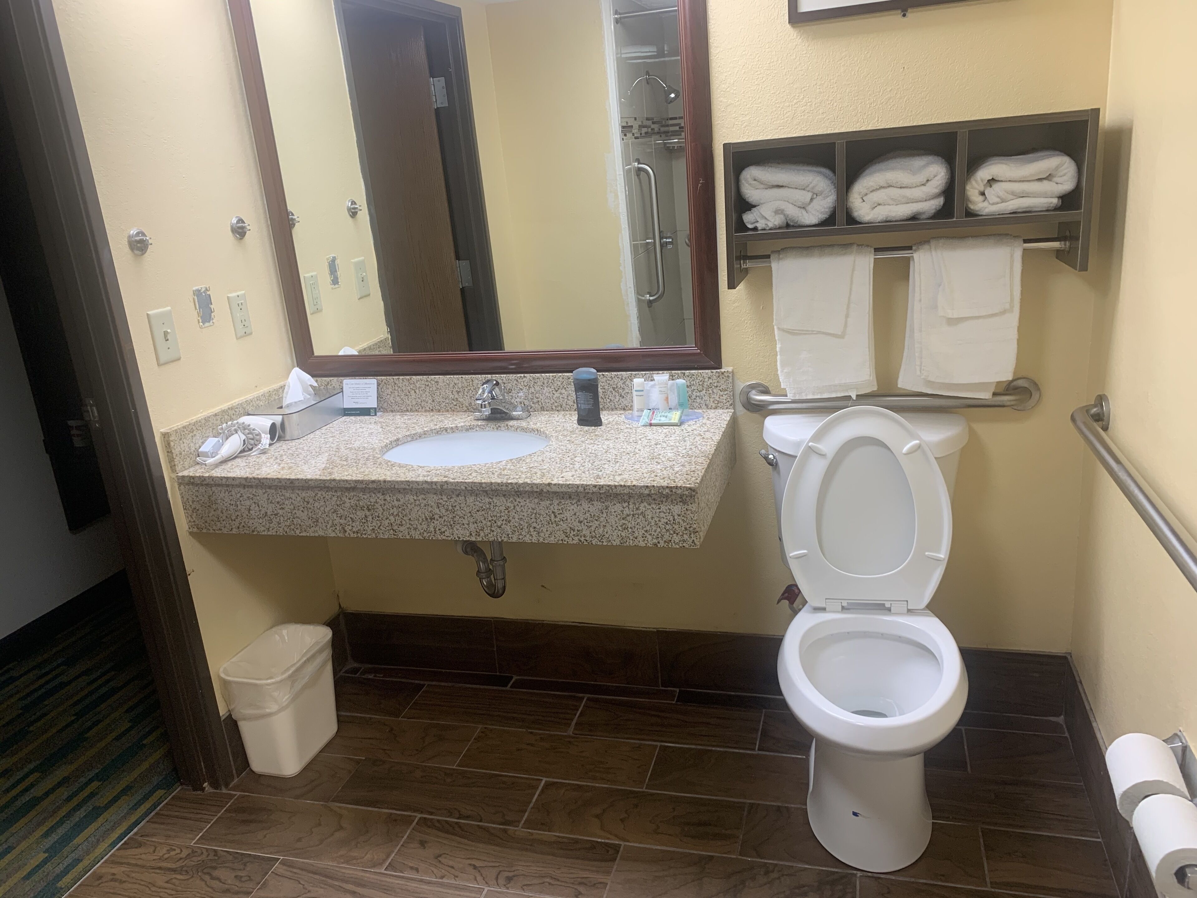 Bañera con ducha, artículos de tocador gratuitos, secador de pelo
