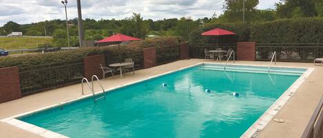Una piscina con un letrero de Bob Evans al fondo.
