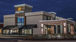 Een modern hotel met een opvallend 'La Quinta' bord, grote ramen en een goed verlichte entree.