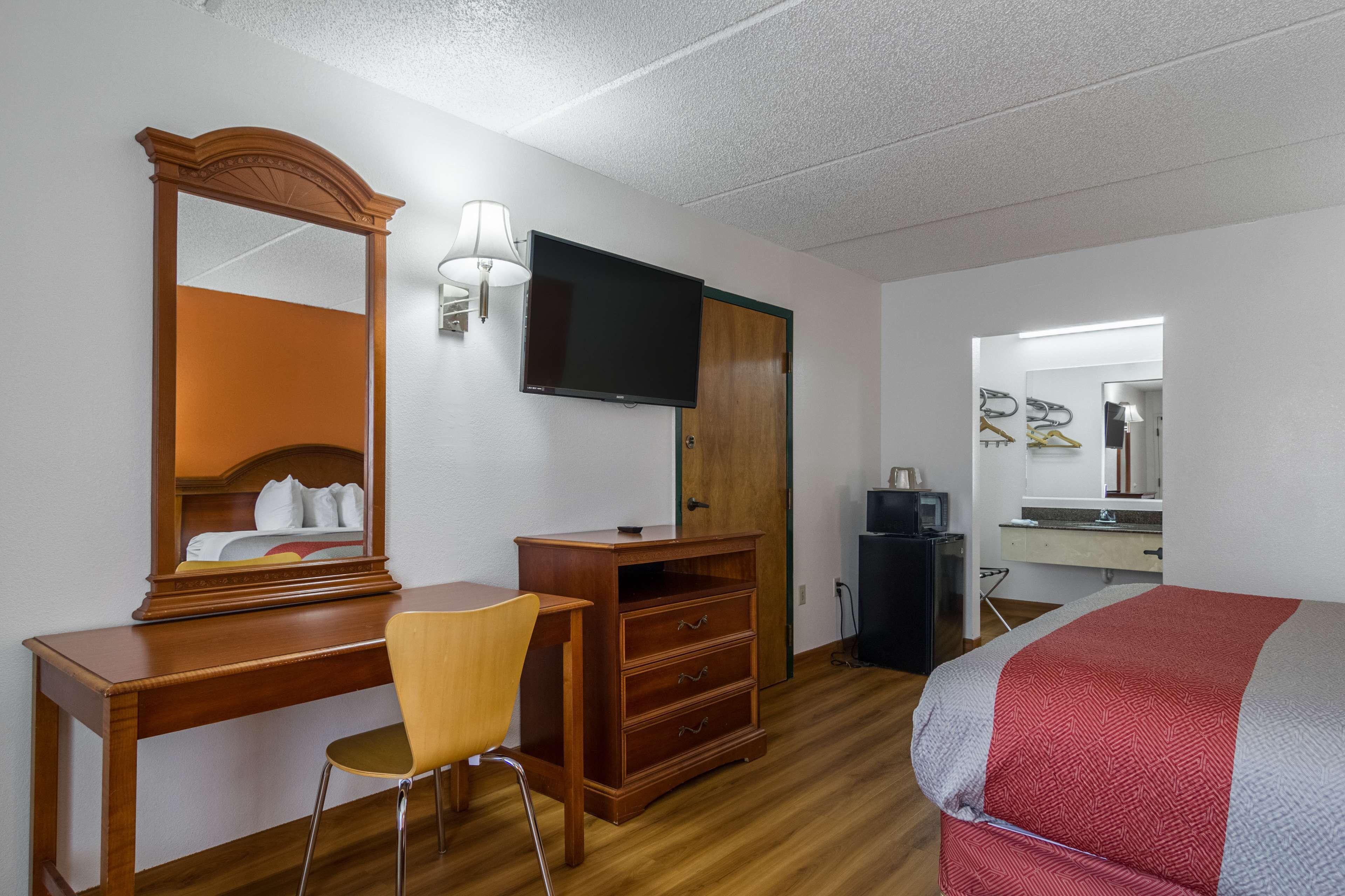 خدمة الإنترنت وملاءات أسرّة ومُنبهات