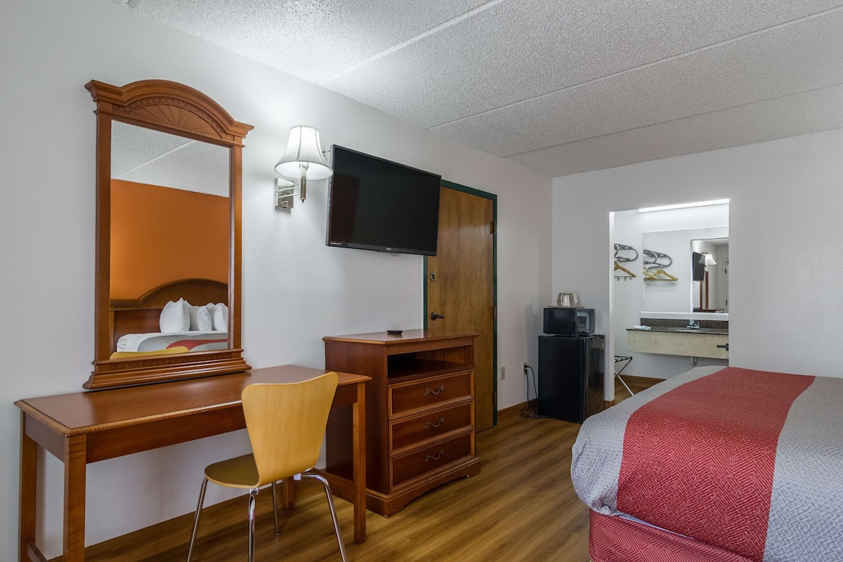 خدمة الإنترنت وملاءات أسرّة ومُنبهات