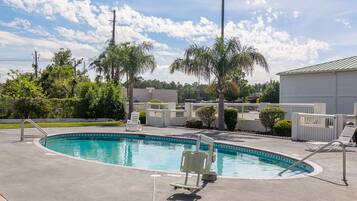 Piscine extérieure (ouverte en saison)