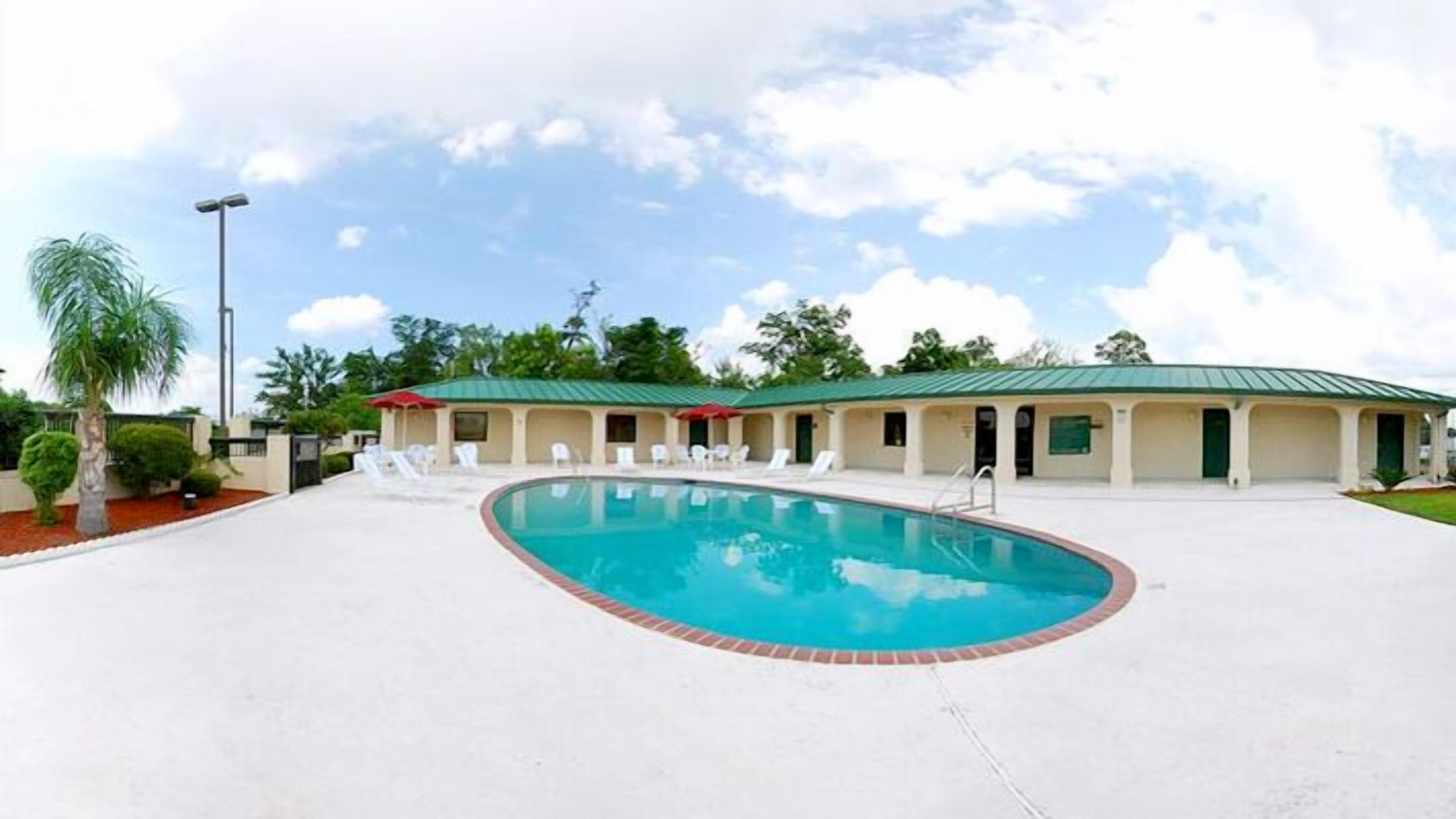 Kolam renang outdoor musiman