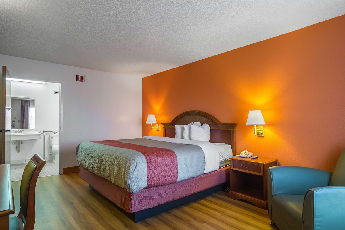 خدمة الإنترنت وملاءات أسرّة ومُنبهات