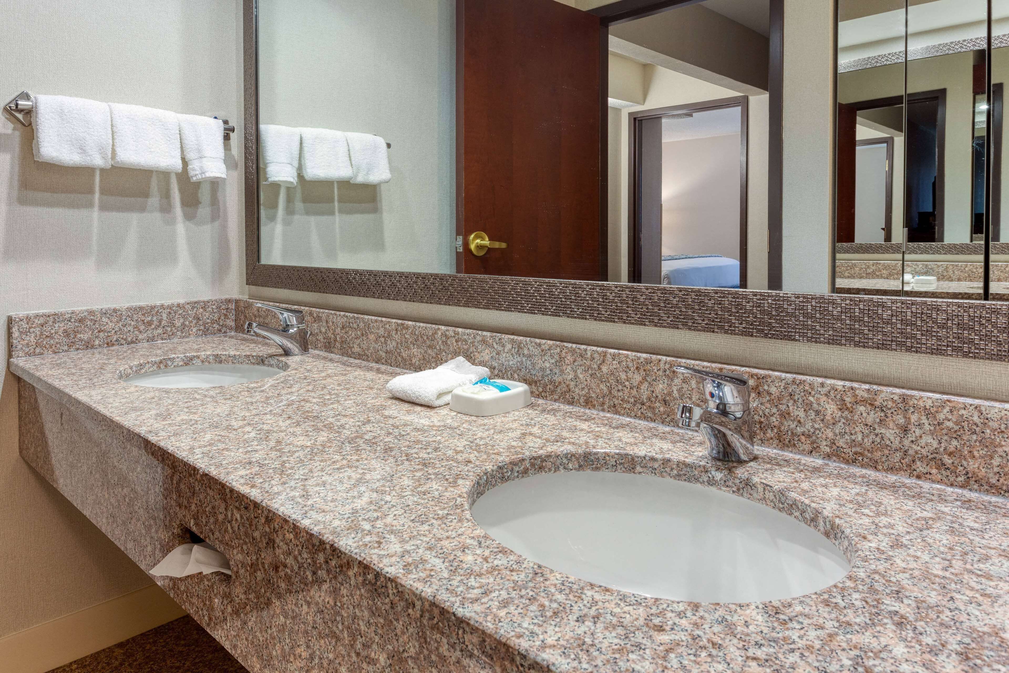 room, 2 queen beds, non smoking | bathroom | combined shower/bathtub, free toiletries, hair dryer, towels