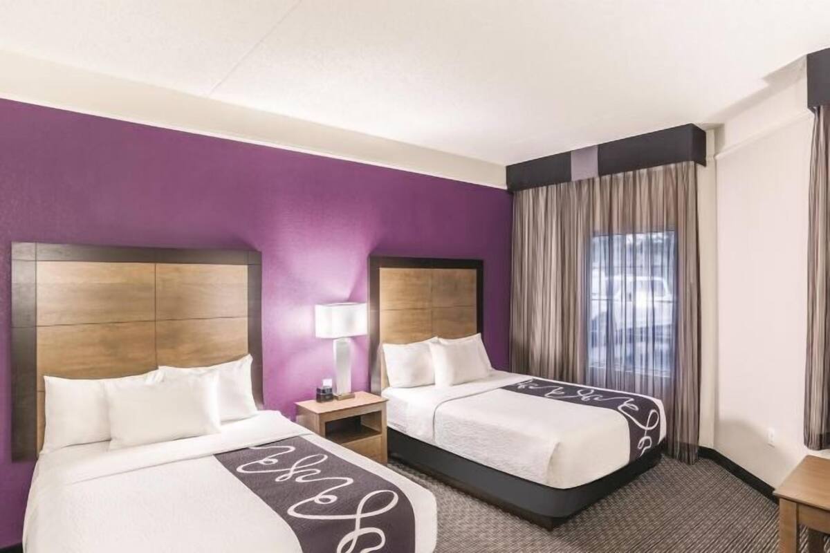 Sengetøy av topp kvalitet, senger med overmadrass og skrivebord