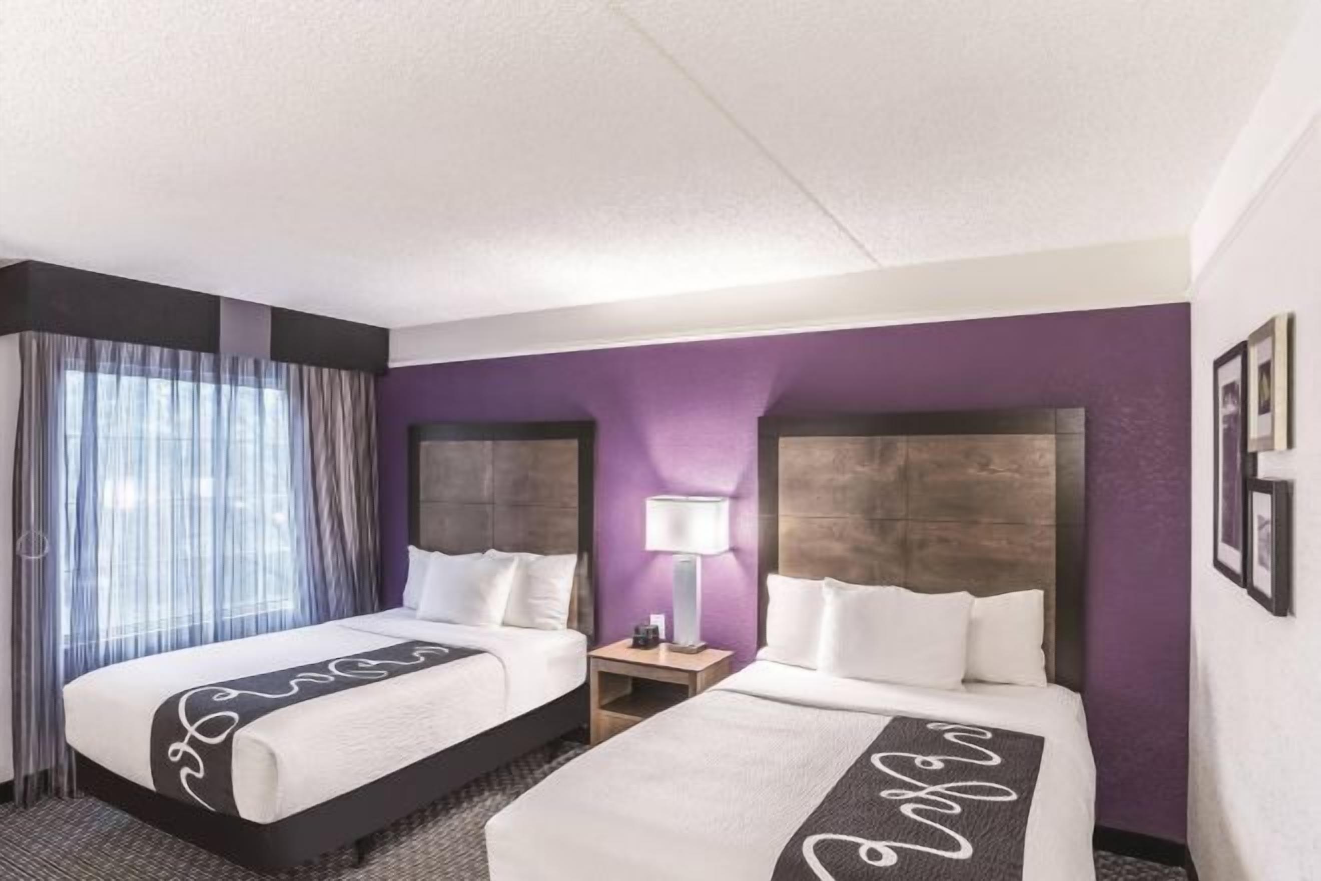 Sengetøy av topp kvalitet, senger med overmadrass og skrivebord