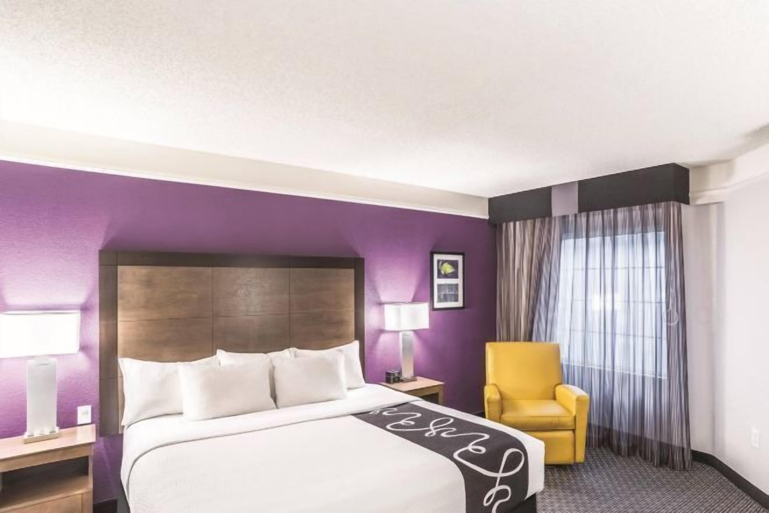 Sengetøy av topp kvalitet, senger med overmadrass og skrivebord