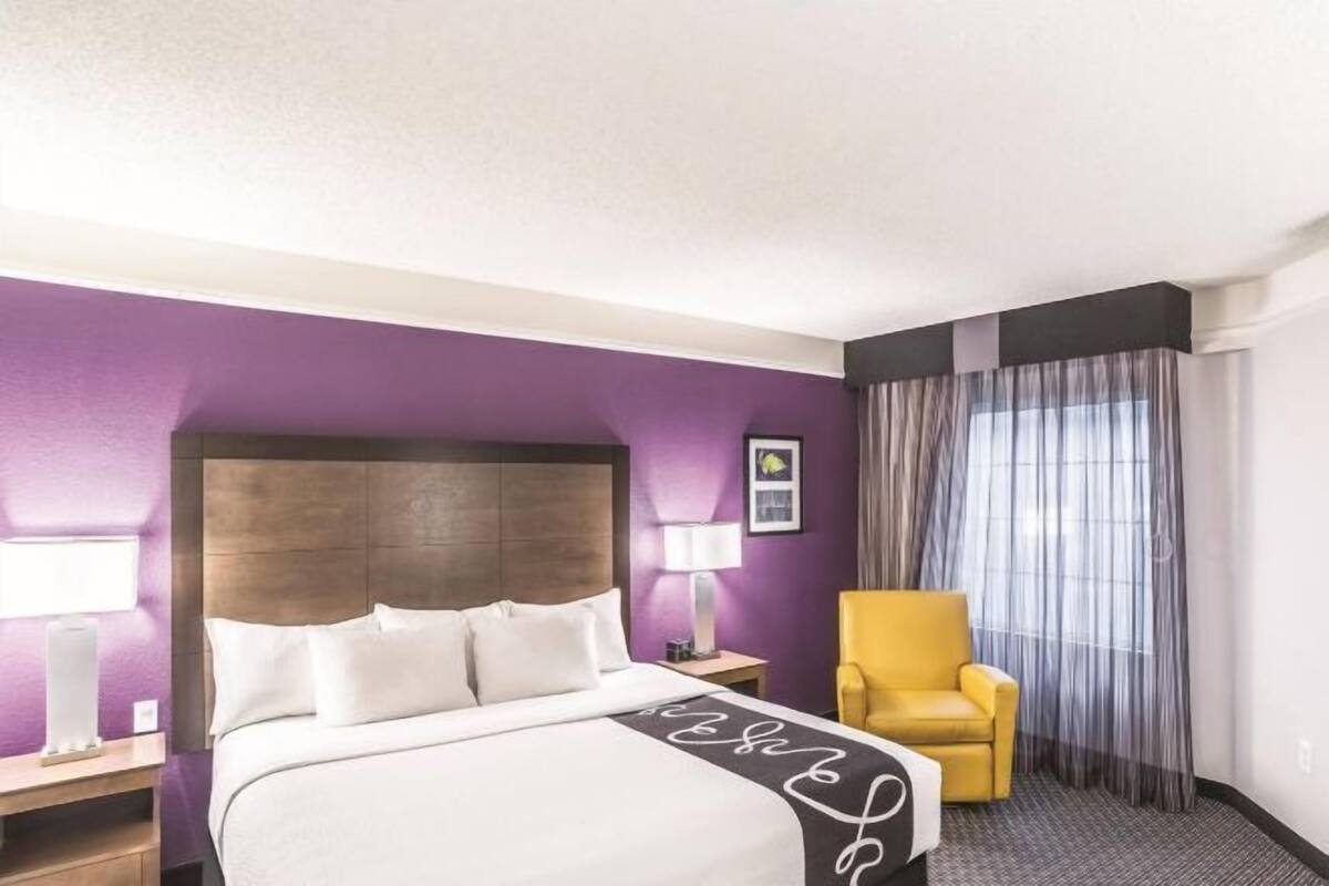 Sengetøy av topp kvalitet, senger med overmadrass og skrivebord