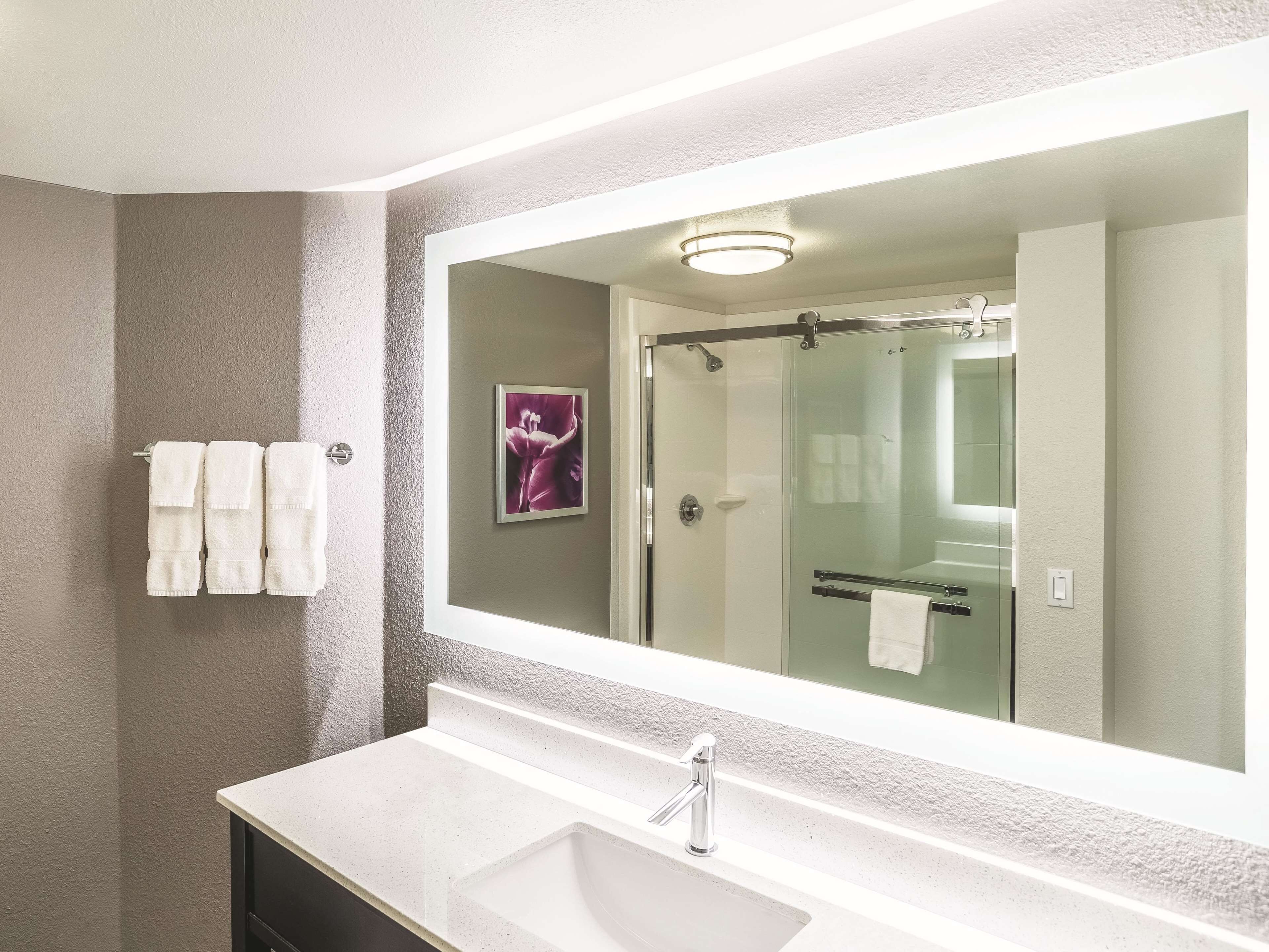 combined shower/bathtub, eco-friendly toiletries, hair dryer, towels