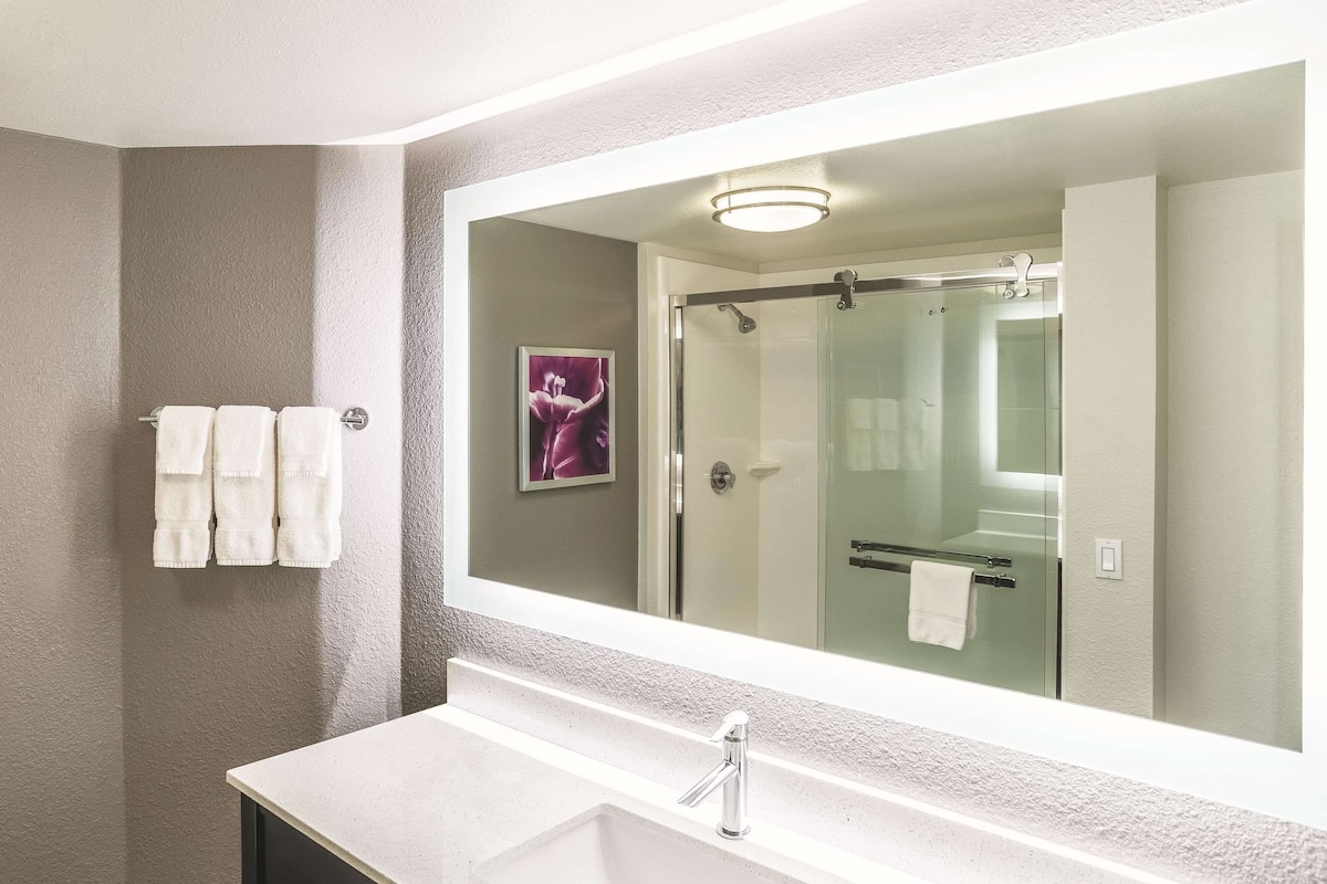 combined shower/bathtub, eco-friendly toiletries, hair dryer, towels