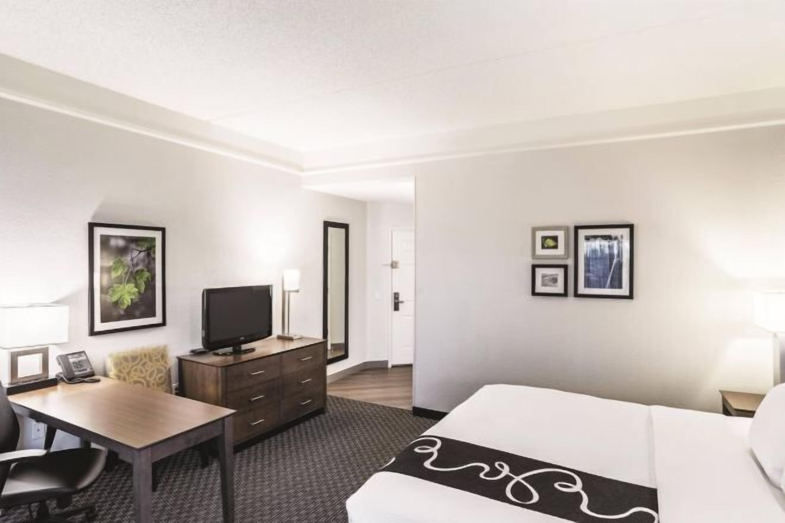 Sengetøy av topp kvalitet, senger med overmadrass og skrivebord