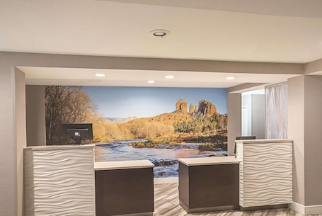 Lobby. La Quinta Inn & Suites by Wyndham Flagstaff