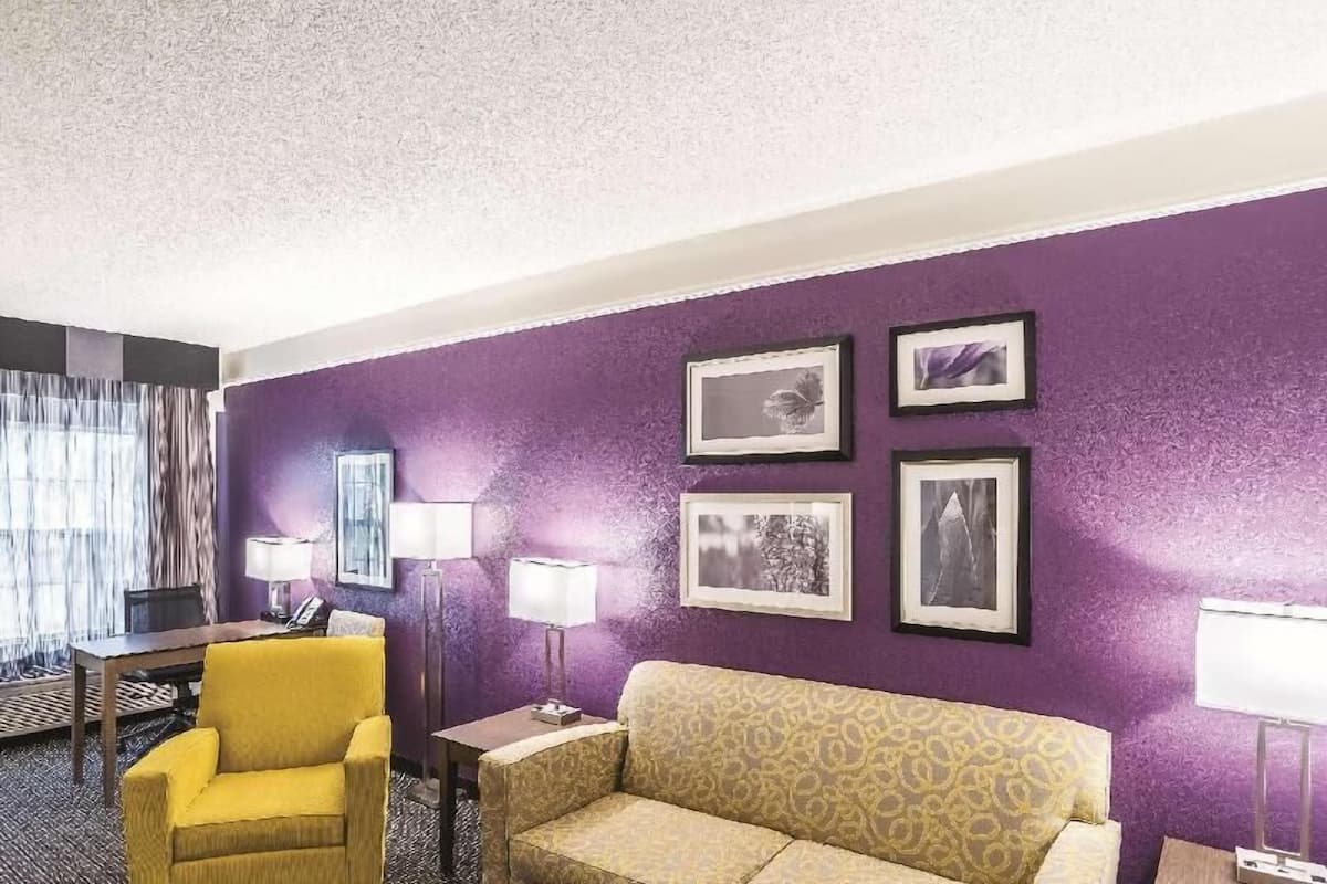 Living area | 36-inch flat-screen TV with cable channels, TV