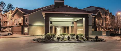 Entrada de un hotel con un letrero que dice "La Quinta 2015".