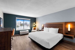 Standard Room, 1 King Bed, Accessible, Refrigerator & Microwave | Hypo-allergenic bedding, desk, laptop workspace, blackout drapes - Best Western Plus Fenton (Fenton)