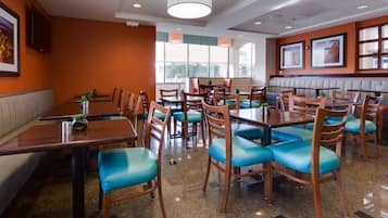 Esmorzar diari d'estil bufet gratuït